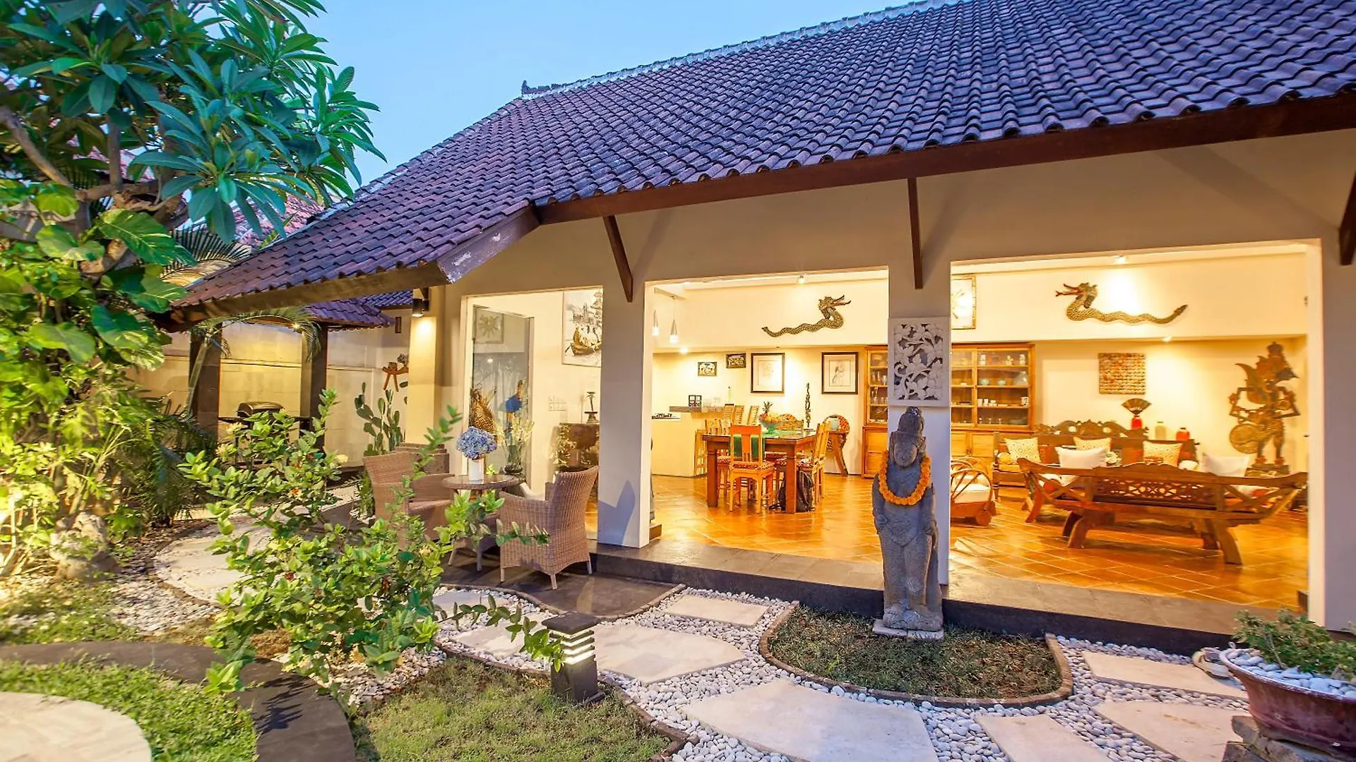 Intimate Villa In Seminyak