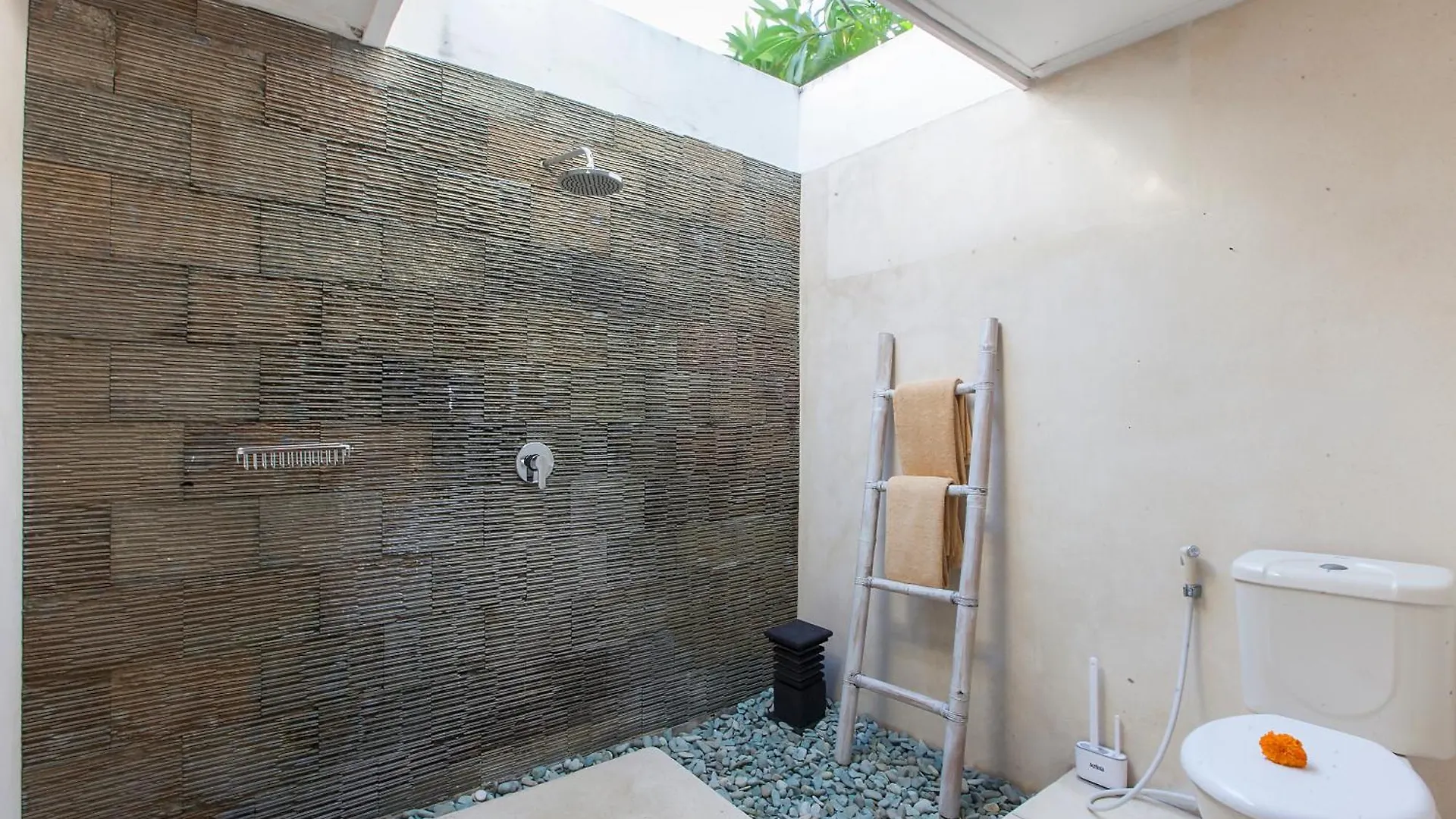 Intimate Villa In Seminyak